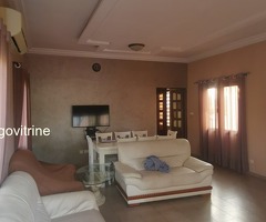 Villa triplex entièrement meublée, haut standing, située dans un environnement calme et discret :