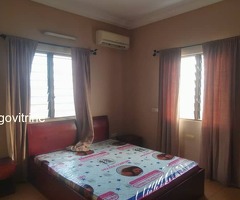 Villa triplex entièrement meublée, haut standing, située dans un environnement calme et discret :