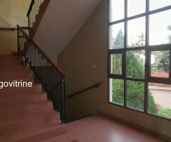 Villa triplex entièrement meublée, haut standing, située dans un environnement calme et discret :