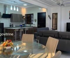 COUR DES GRANDS  VILLA R+1 MEUBLÉE AVEC PISCINE DE 05 CHS+  DÉPENDANCES SUR DJIDJOLÉ.