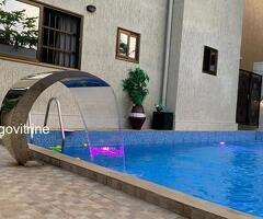 COUR DES GRANDS  VILLA R+1 MEUBLÉE AVEC PISCINE DE 05 CHS+  DÉPENDANCES SUR DJIDJOLÉ.