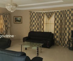 villa R+2 à louer Adidogomé, maison spacieuse Lomé, location villa avec dépendances Togo.