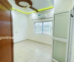 "Villa R+1 moderne à vendre à Agoè-Lomé, 6 chambres, cuisines équipées, climatiseurs, garage, forage