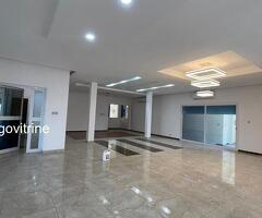 "Villa de luxe avec piscine, 10 chambres autonomes, garages, bureaux et dépendances à louer à Casabl