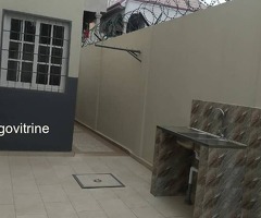 Belle villa cour unique scindée, parfaitement adaptée pour un cadre de vie paisible et sécurisé.