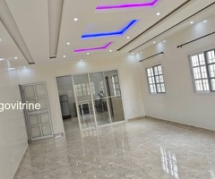 Belle villa cour unique scindée, parfaitement adaptée pour un cadre de vie paisible et sécurisé.