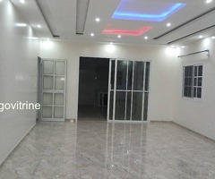 Belle villa cour unique scindée, parfaitement adaptée pour un cadre de vie paisible et sécurisé.