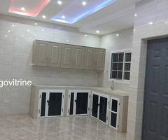 Belle villa cour unique scindée, parfaitement adaptée pour un cadre de vie paisible et sécurisé.