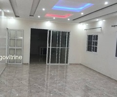 Belle villa cour unique scindée, parfaitement adaptée pour un cadre de vie paisible et sécurisé.