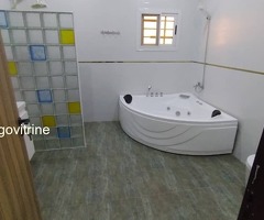 À Louer – Villa Duplex Meublée avec Piscine à Agoè (2 Lions, Ministre Yark)