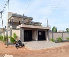 À LOUER – APPARTEMENT COUR UNIQUE À AGOE MINAMADOU   Prix : 450 000 FCFA/mois (gardiennage 24h/24 et