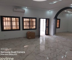 À LOUER – APPARTEMENT COUR UNIQUE À AGOE MINAMADOU   Prix : 450 000 FCFA/mois (gardiennage 24h/24 et