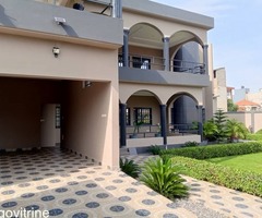 À LOUER – APPARTEMENT COUR UNIQUE À AGOE MINAMADOU   Prix : 450 000 FCFA/mois (gardiennage 24h/24 et