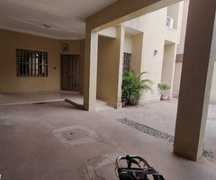 VILLA POUR HABITATION OU BUREAU À TOTSI