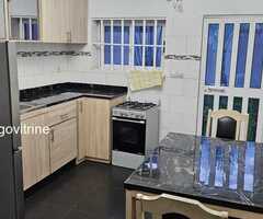 Maison meublée composée de trois (03) chambres + une dépendance