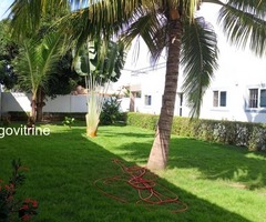 Maison meublée composée de trois (03) chambres + une dépendance