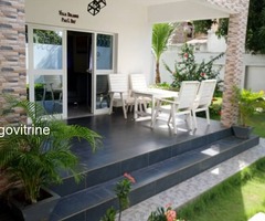 Maison meublée composée de trois (03) chambres + une dépendance