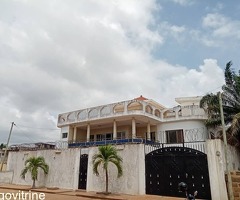 Grande maison construite sur 1 lot et demi vers l'ambassade de Niger