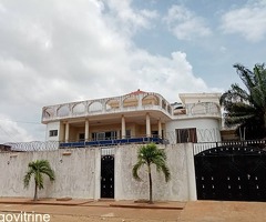 Grande maison construite sur 1 lot et demi vers l'ambassade de Niger