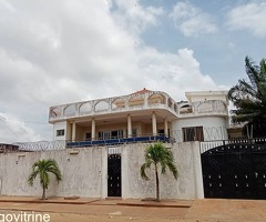 Grande maison construite sur 1 lot et demi vers l'ambassade de Niger