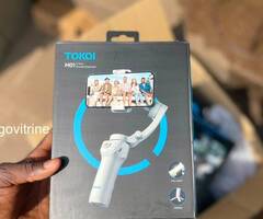 Le nom du produit est : TOKQI M01 – Stabilisateur Gimbal 3 axes pour smartphone avec trépied et lum