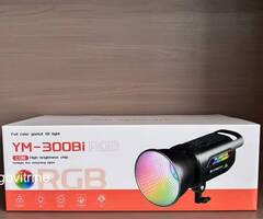 Le nom du produit est :  Lampe LED COB RGB YM-300Bi – Éclairage vidéo multicolore ????????