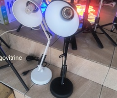 Lampe de bureau orientable à bras articulé