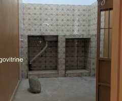 villa cour unique de 03 chambres salon WC douche interne (chaque chambre dispose son sanitaire)