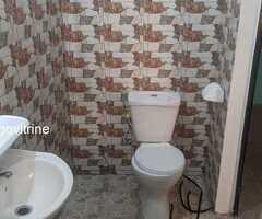 villa cour unique de 03 chambres salon WC douche interne (chaque chambre dispose son sanitaire)